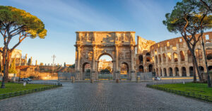 De Boog van Constantijn aan het Colosseum