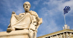 Een marmeren standbeeld van Plato