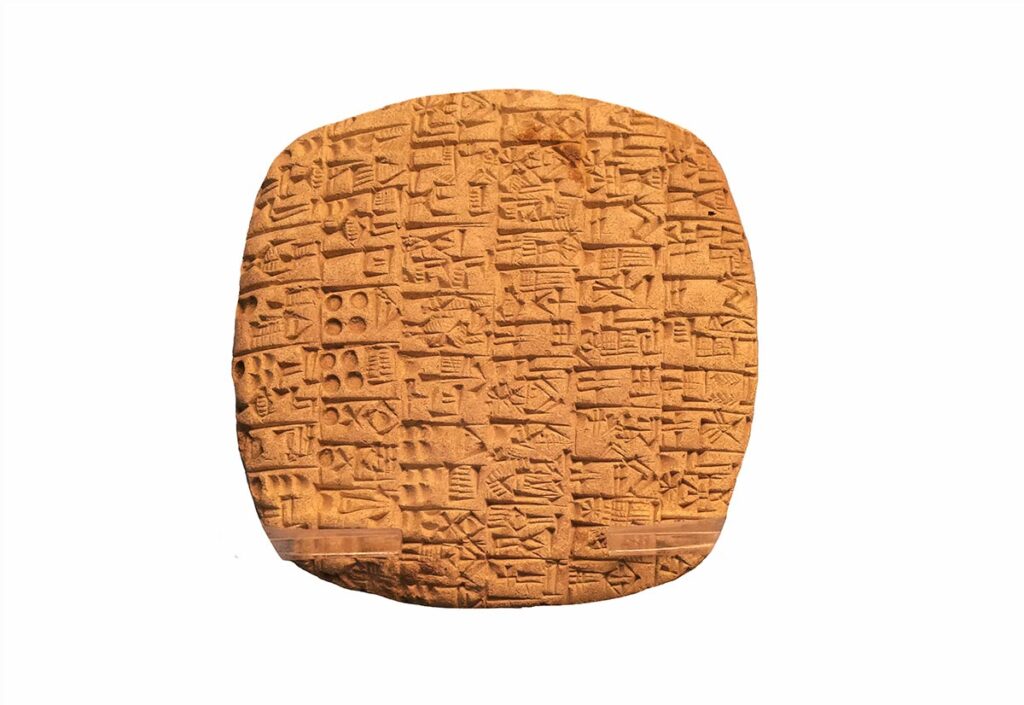 Een tablet van klei met spijkerschrift